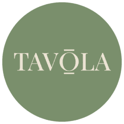 Tavola logó, zöld körben fehér betűkkel.
