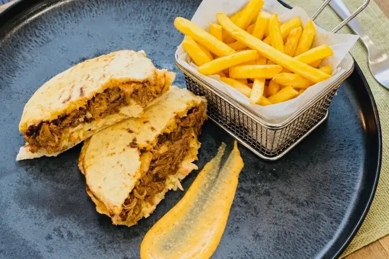 Ropogósra sült gluténmentes tortilla friss sültburgonyával a Tavolában